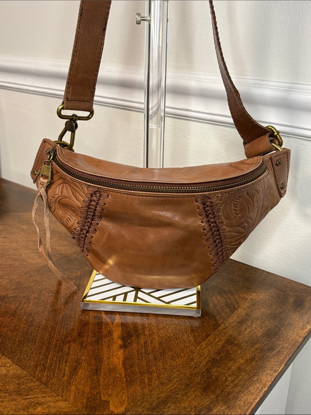 The SAK TAN LEATHER BELT BAG/ CROSSBODY WITH EMBROIDERED ACCENTS & DAISY CHARM - Picture 6 of 16